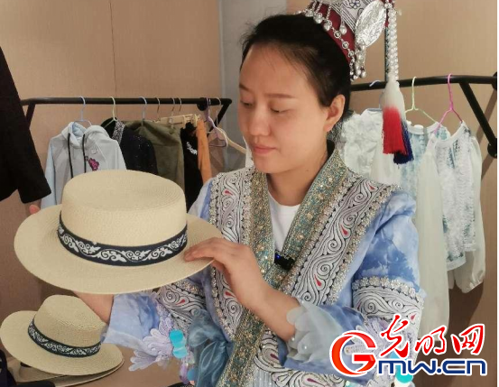 非遗工坊采风行丨从“化屋基”到“幸福村” 一针一线绣出苗乡新韵