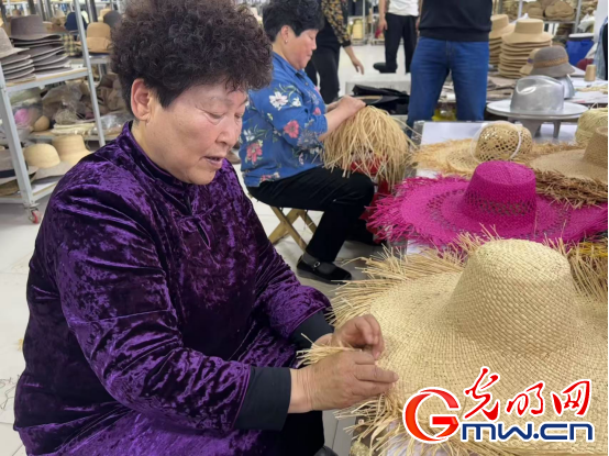 非遗工坊采风行丨一顶小草帽带给万家福