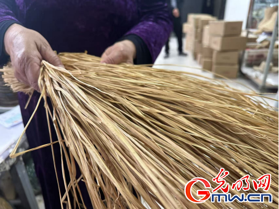 非遗工坊采风行丨一顶小草帽带给万家福