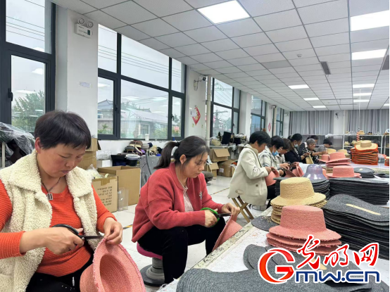 非遗工坊采风行丨一顶小草帽带给万家福