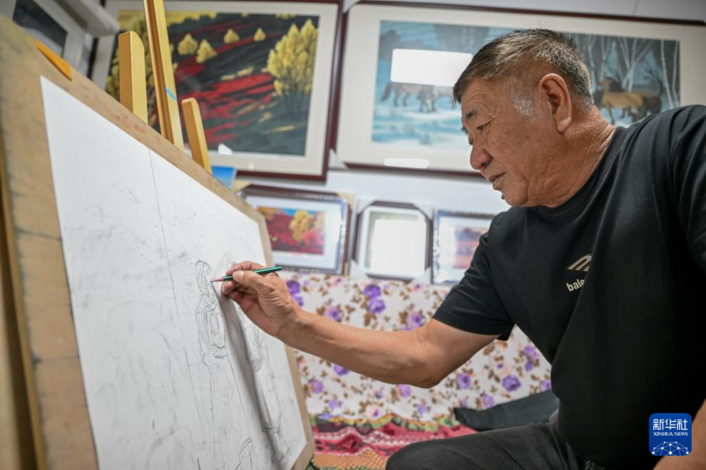 内蒙古扎鲁特旗：在版画上雕刻热爱