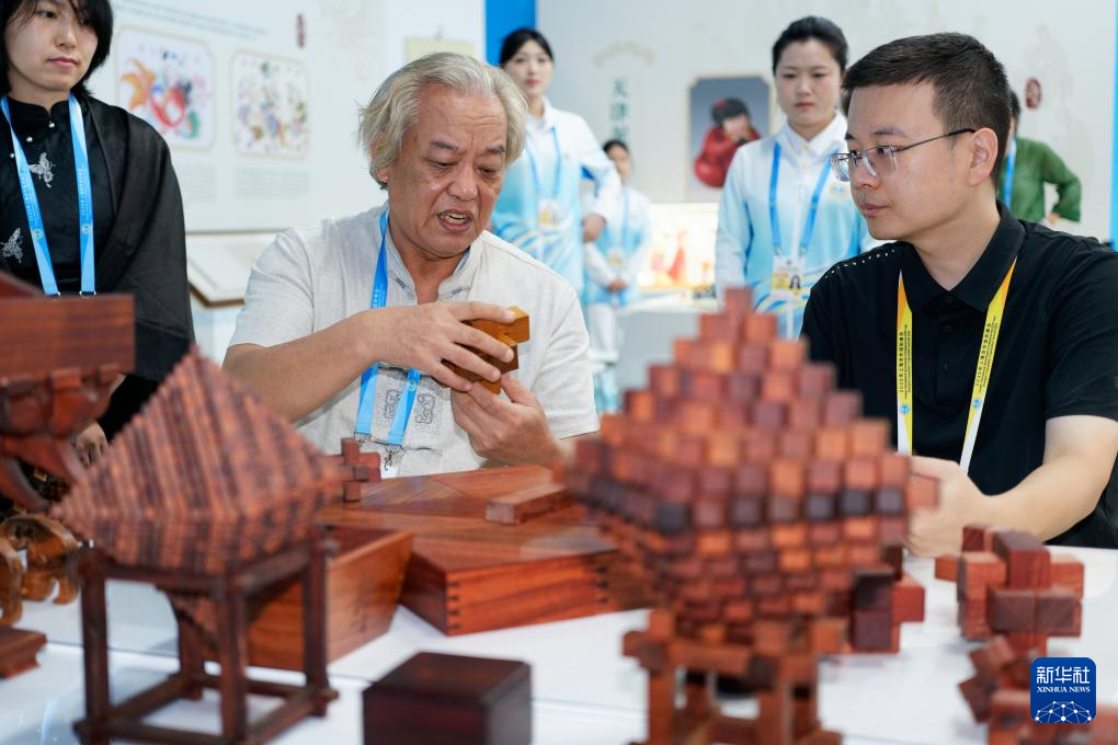 上合组织天津峰会丨探访媒体中心非遗体验展区