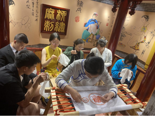 从川北乡村到欧洲校园 一双绣针架起文化之桥