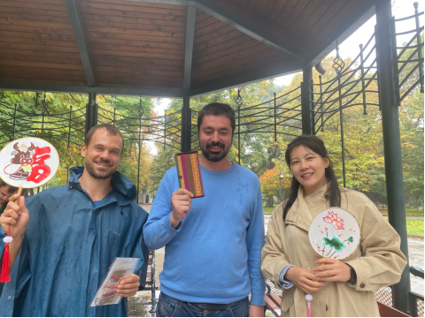 从川北乡村到欧洲校园 一双绣针架起文化之桥